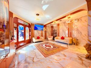 a large living room with a marble wall at Hostel Sillustani Inn Puno - Con Cochera in Puno