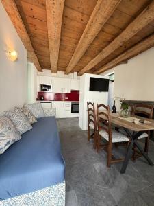 a living room with a bed and a table with chairs at La Porta Segreta del Rustico in Gordola