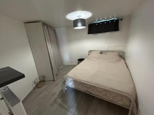 a small bedroom with a bed in a room at Le studio de Louisette in Châteaudun