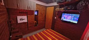 a small room with a tv on a wall at Cabaña Puntana in La Punta