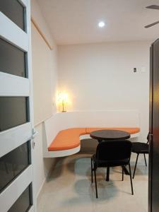 a room with a bed and a table and chairs at Hermoso apartamento nuevo in Isla Mujeres