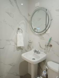 a white bathroom with a sink and a mirror at Hermoso apartamento nuevo in Isla Mujeres +24 photos