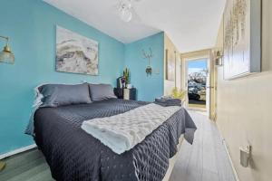 a bedroom with blue walls and a large bed at Marvin Gardens Motel Old Orchard Beach in Old Orchard Beach +72 photos