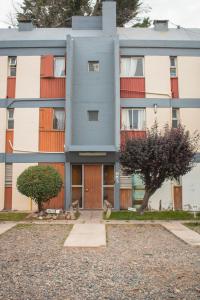 an apartment building with red and white at Aloha Nelly - Departamento de alquiler por día in Trelew