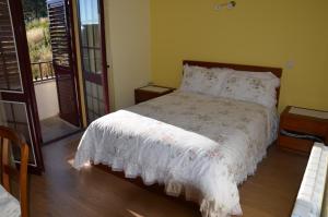 ヴォウゼーラにあるMira Serrasのベッドルーム1室(白い掛け布団付きのベッド1台付)