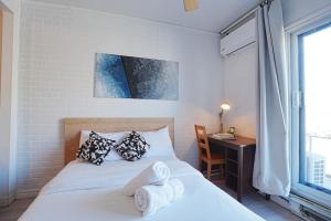 a bedroom with a bed with towels on it at Comfort Residence in Montreal