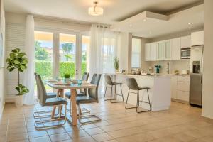 a kitchen and dining room with a table and chairs at Solimar Villa Family Vacation Spot in Playa de Guayanes