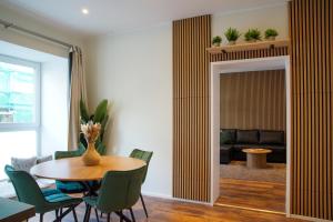 a dining room with a table and chairs at Bielefeld Grand Central Residence in Bielefeld