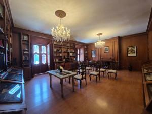 a living room with a table and chairs and a chandelier at Casa de los Arcángeles in San Cristóbal de Las Casas