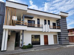 a contemporary house with a balcony and a house at Islander Suite in Puerto Baquerizo Moreno