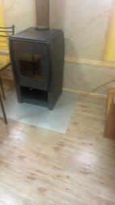 a small black stove sitting in the corner of a room at Lenayu in Pudeto