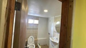 a bathroom with a toilet and a sink at Lenayu in Pudeto
