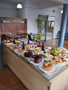 a buffet with many plates of food on a table at Hotel Divinopolis Center in Divinópolis