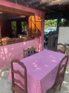 a table with a pink and white checkered table cloth at Rancho ABA DO BETIONE in Bodoquena +35 photos