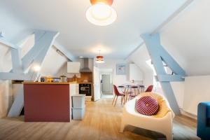 a room with a kitchen and a living room at Le Bleu et Rubis in Falaise