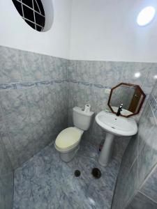 a bathroom with a toilet and a sink at Casa Vacacional in Tucacas