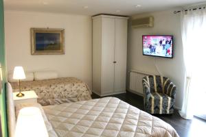 A television and/or entertainment centre at BB Sesto Piano