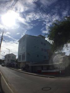 un edificio al lado de una calle en Pretty View Posada, en San Andrés