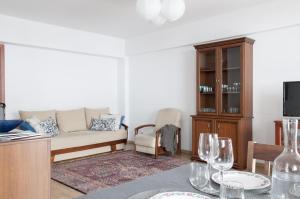 a living room with a couch and a table with wine glasses at Apartament BB in Krynica Zdrój