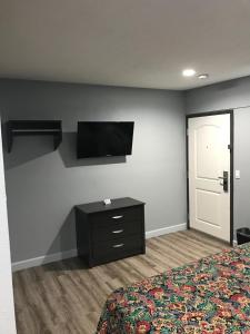 TV a/nebo společenská místnost v ubytování Empire Inn