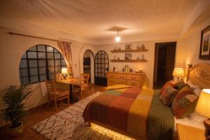 a bedroom with a bed and a table and a desk at Casa del abuelo in Tehuacán