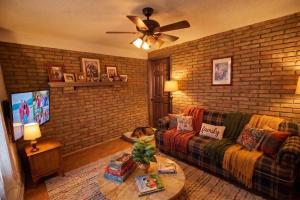 a living room with a couch and a brick wall at Casa del abuelo in Tehuacán