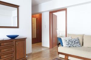 a living room with a couch and a mirror at Apartament BB in Krynica Zdrój