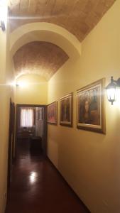 ローマにあるナヴォーナ スタジオ アパートメントの壁画のある家廊