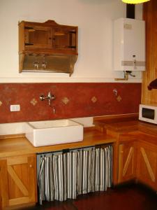 a kitchen with a sink and a microwave at El Recodo in San Martín de los Andes