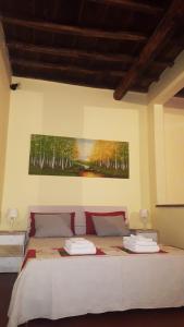 ローマにあるナヴォーナ スタジオ アパートメントのベッドルーム1室(壁に絵画が描かれたベッド1台付)
