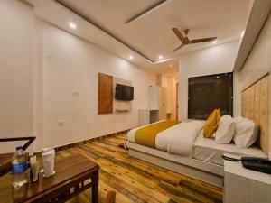 a bedroom with a bed and a tv on the wall at Hotel Mistwood in Banikhet