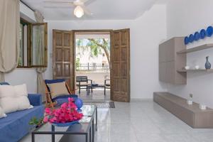 - un salon avec un canapé bleu et une table dans l'établissement Villa Marlene, à Torre Santa Sabina