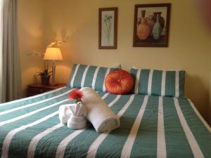 A bed or beds in a room at Seaport Village Holiday Accommodation