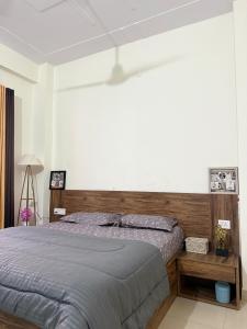 a bedroom with a bed and a white wall at Bunkyard rishikesh in Rishīkesh