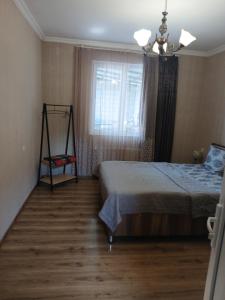a bedroom with a bed and a window at Guest house Babaka in Sighnaghi