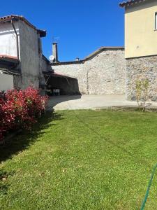 a yard with green grass and a building at O Palheiro in Bragança