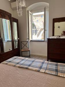 a bedroom with a bed and a dresser and a window at La Terrazza Sul Blu in Corniglia +9 photos