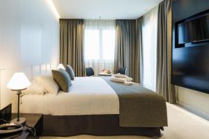 Кровать или кровати в номере Costa del Sol Torremolinos Hotel