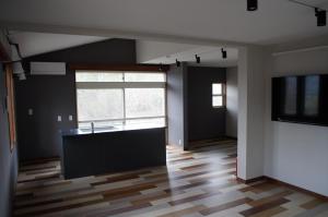 an empty room with a kitchen with a large window at Asahi Shizenkan in Asahi-machi