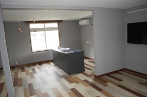 an empty room with a desk and a window at Asahi Shizenkan in Asahi-machi +49 photos
