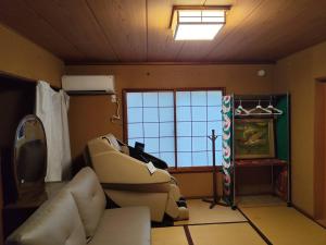 a living room with a couch and a window at 夢尽くし in Aira