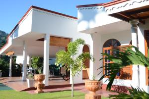 a white house with plants in front of it at Villa - Nil Vimana - Ella in Ella