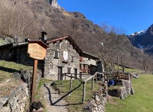 a sign in front of a small stone building at Casa di David in Cerete