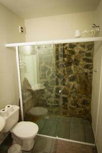 une salle de bain avec toilettes et douche en verre dans l'établissement Haleiwa chalés e suítes - A Guest House do Prumirim, à Ubatuba 43 autres photos