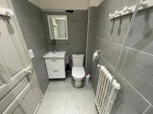 a bathroom with a toilet and a sink at Le gîte de Marie in Gramat +7 photos