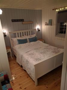 - une chambre avec un grand lit blanc et des oreillers bleus dans l'établissement Hagi 2 Holiday Home, à Hagi