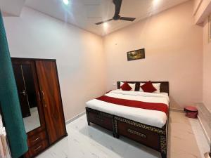 a bedroom with a bed and a mirror at Himalayan Wellness Retreat in Rishīkesh