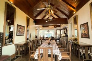 a dining room with a long table and chairs at Windy Ridge Hotel Tagaytay in Tagaytay