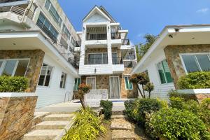 an apartment building with stairs and plants at Windy Ridge Hotel Tagaytay in Tagaytay +19 photos