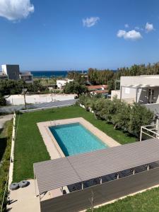 a swimming pool in the middle of a yard at Anemoni Studios in Plakias